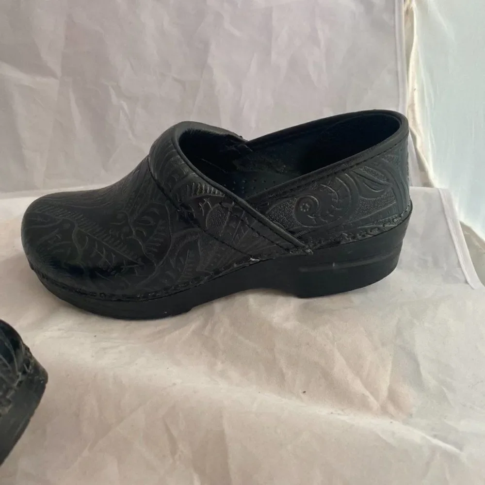 Dansko Clogs Black w/ Pattern - Sz 37 - Picture 7 of 10